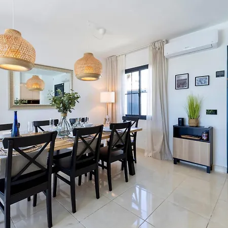 - Heated Pool, Aircon Playa Blanca (Lanzarote)