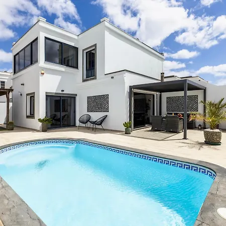 - Heated Pool, Aircon Villa Playa Blanca (Lanzarote)