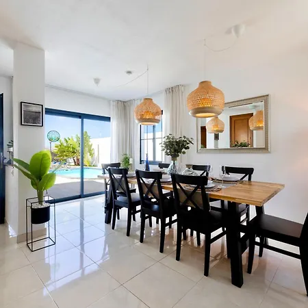 - Heated Pool, Aircon Playa Blanca (Lanzarote)