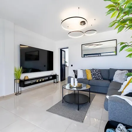 - Heated Pool, Aircon Villa *