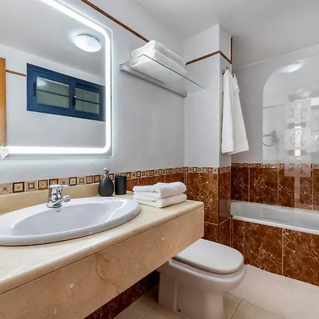 - Heated Pool, Aircon Villa Playa Blanca (Lanzarote)