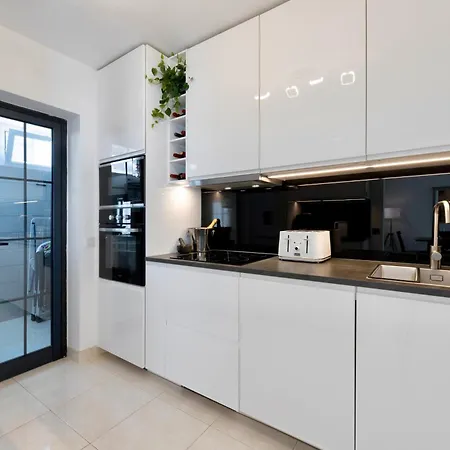 - Heated Pool, Aircon Vila
