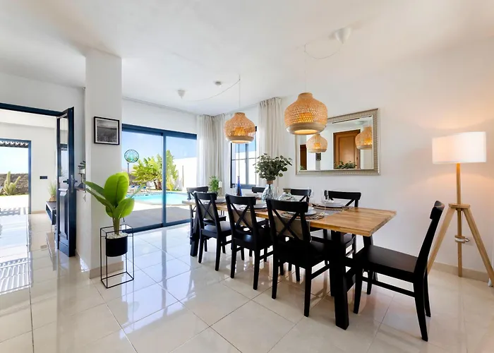 - Heated Pool, Aircon Playa Blanca (Lanzarote)