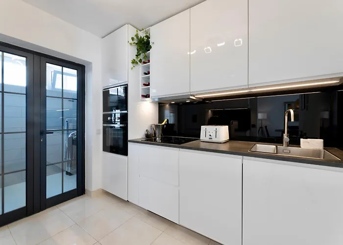 - Heated Pool, Aircon Villa